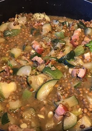 Une photo de Lentilles brunes au lard, courgettes, pancetta et épices