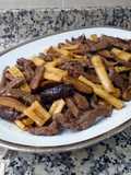 Ternera con bambú y setas shiitake