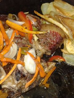 Una foto de Bifes "acriollados" al horno con papas españolas