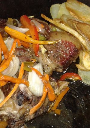 Una foto de Bifes "acriollados" al horno con papas españolas