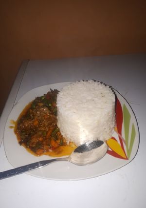 A picture of Rice with mix-Veg sauce and Beef.