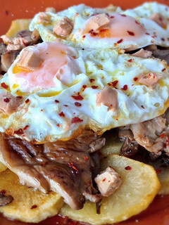 Una foto de Huevos rotos con foie y setas 🇪🇸