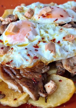 Una foto de Huevos rotos con foie y setas 🇪🇸