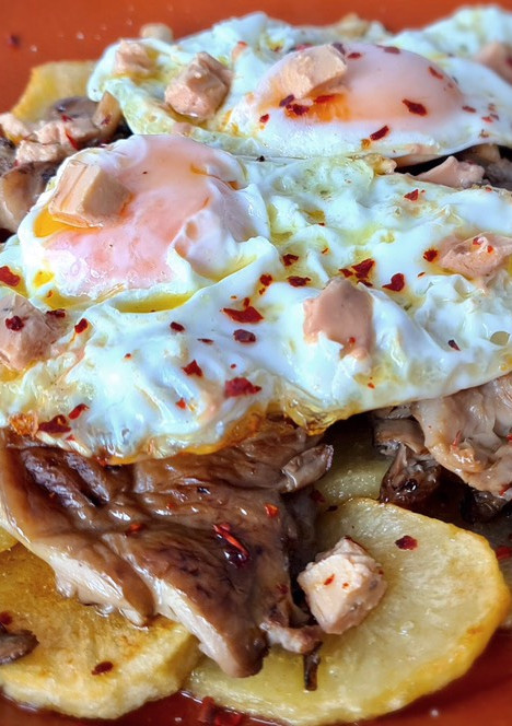 Una foto de Huevos rotos con foie y setas 🇪🇸