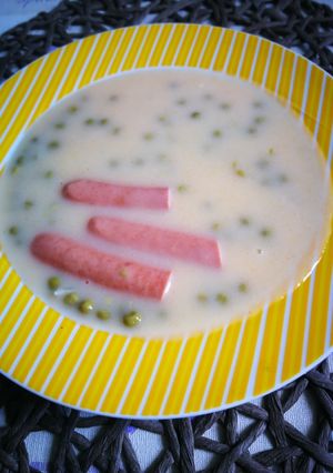 Egyszerű borsófőzelék virslivel recept fotója