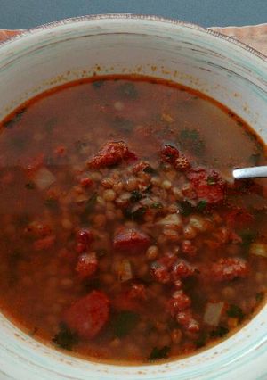 Una foto de Lentejas con fuet y sobrasada. ॐ