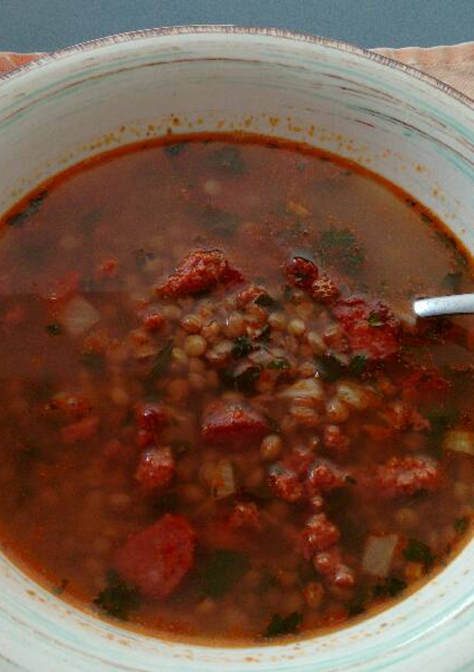 Una foto de Lentejas con fuet y sobrasada. ॐ