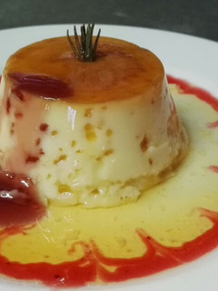 Una foto de Flan aromatizado con romero