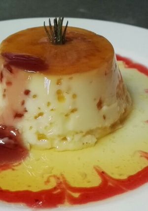 Una foto de Flan aromatizado con romero