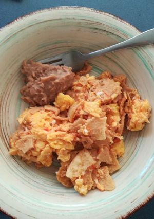 Una foto de Chilaquiles rojos con huevo