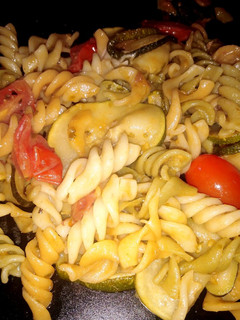 Una foto de Fusilli tricolor con verduras y anchoas