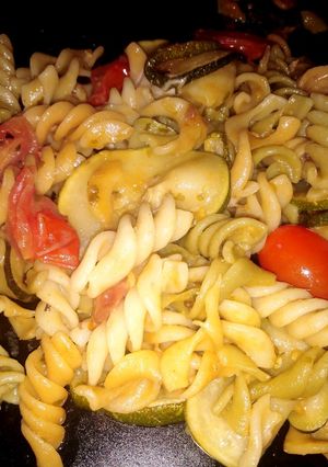 Una foto de Fusilli tricolor con verduras y anchoas