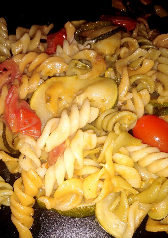 Una foto de Fusilli tricolor con verduras y anchoas