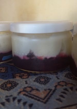 Una foto de Yogurt Griego hecho con LECHE EN POLVO, con colchón de grosellas