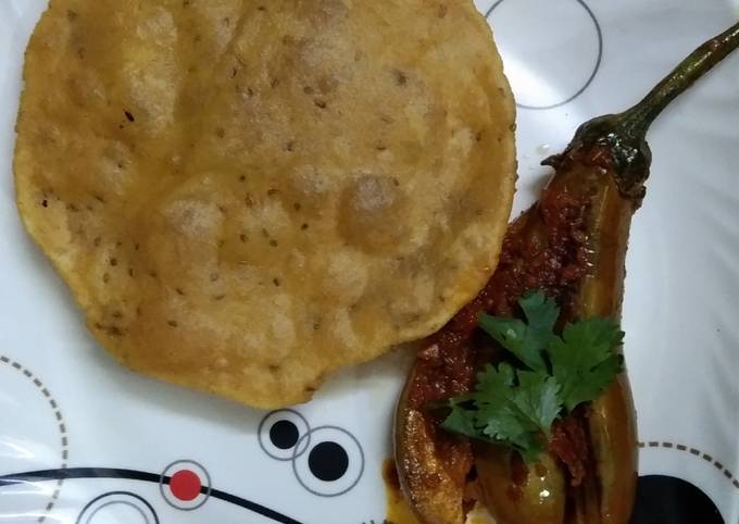 Kashmiri Khatte Baigan with Khasta Puri