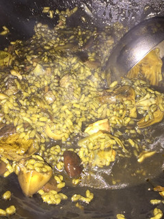 Una foto de Arroz negro meloso de pescado, setas y alcachofas
