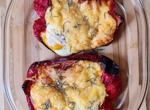 Una foto de Huevos en cunita de morrón acolchados con queso 🥚 3 ingredientes + condimentos