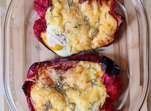 Una foto de Huevos en cunita de morrón acolchados con queso 🥚 3 ingredientes + condimentos