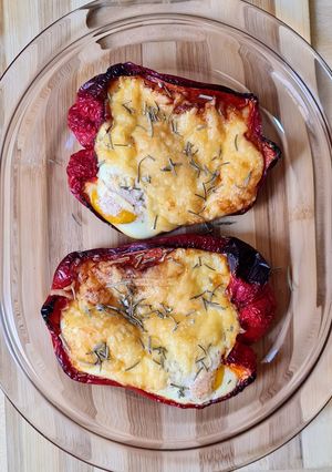 Una foto de Huevos en cunita de morrón acolchados con queso 🥚 3 ingredientes + condimentos