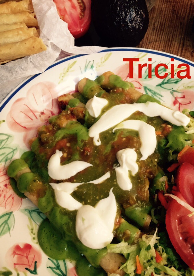 Una foto de Tacos ahogados en 3 salsas serían deliciosos en esta noche mexicana!!