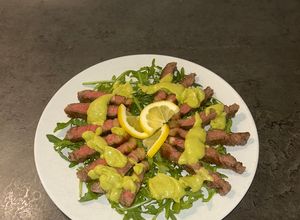 Foto di Angus steak con salsa di mango e avocado