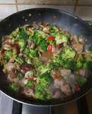 Atún fresco con brócoli y shiitake