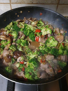 Una foto de Atún fresco con brócoli y shiitake