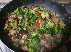 Foto principal de Atún fresco con brócoli y shiitake