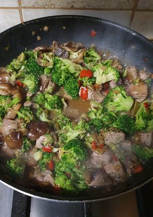 Una foto de Atún fresco con brócoli y shiitake