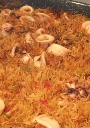 A picture of Fideuá with Squid.