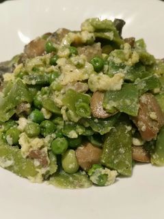Una foto de Revuelto de judías verdes, guisantes y champiñones
