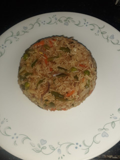 વેજીટેબલ ફ્રાઈડ રાઈસ (Vegetable Fried Rice Recipe In Gujarati) રેસીપી મુખ્ય ફોટો