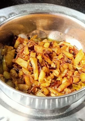 মাছের তেল দিয়ে আলু ভাজা (Macher tel diye aloo bhaja recipe in Bengali) রেসিপির প্রধান ছবি