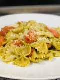 Pasta al pesto con tomates salteados