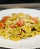 Pasta al pesto con tomates salteados