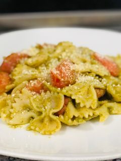 Una foto de Pasta al pesto con tomates salteados
