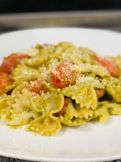 Una foto de Pasta al pesto con tomates salteados