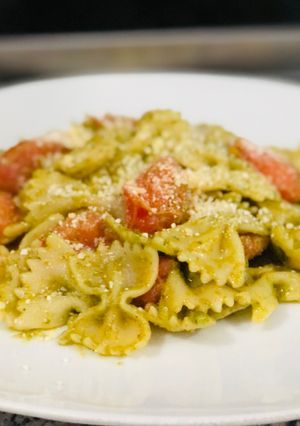 Una foto de Pasta al pesto con tomates salteados