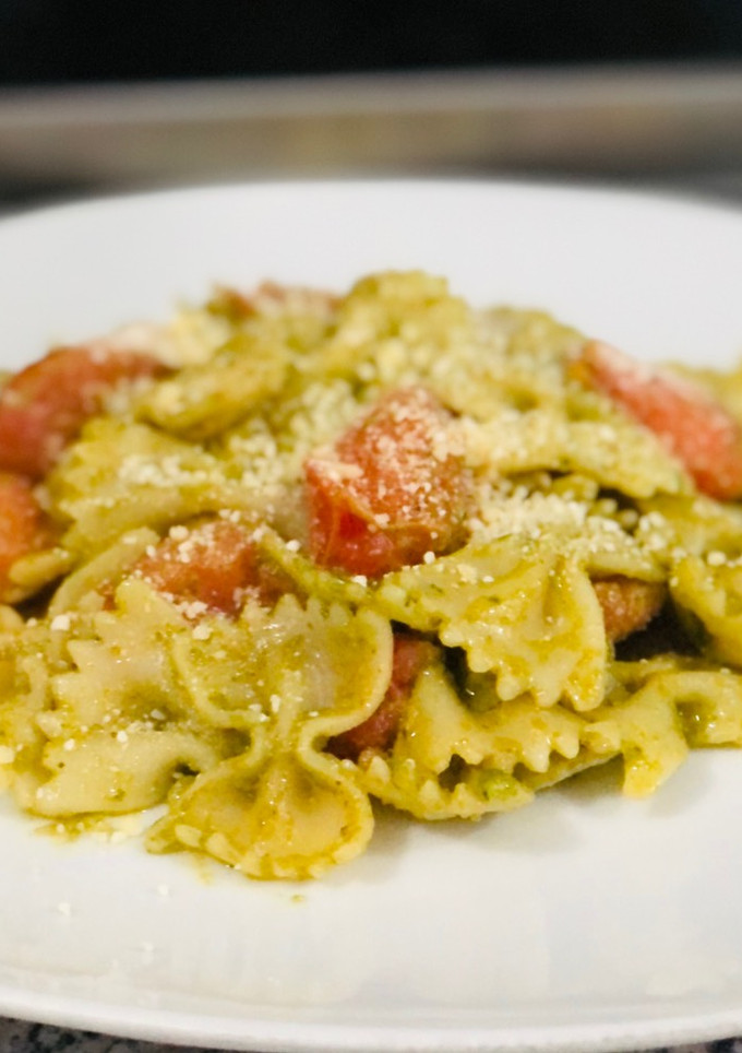 Una foto de Pasta al pesto con tomates salteados