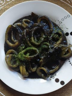Una foto de Anillas de calamar en su tinta