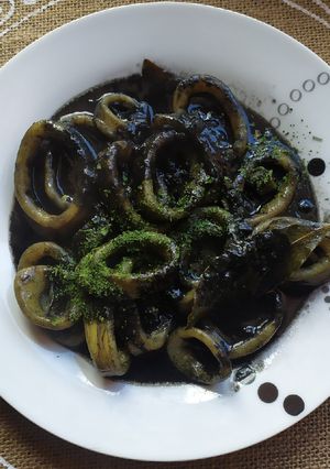 Una foto de Anillas de calamar en su tinta