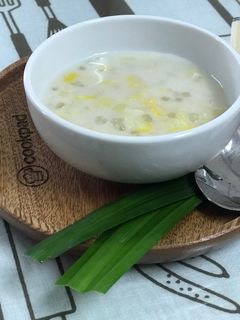 Hình của món Chè bắp đậu xanh nước cốt dừa.