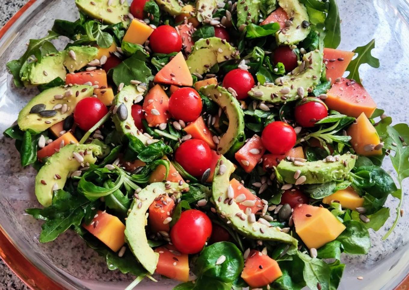 Ensalada de papaya, aguacate, tomate y semillas
