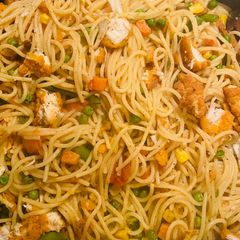A picture of Crispy chicken bites in spaghettis😋.