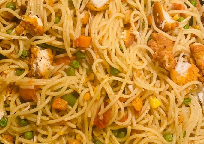 Crispy chicken bites in spaghettis😋