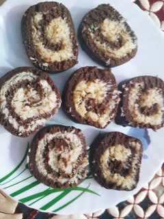 चॉकलेट कोकोनट रोल (Chocolate coconut roll recipe in hindi) रेसिपी मुख्य फोटो