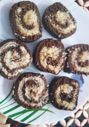 चॉकलेट कोकोनट रोल (Chocolate coconut roll recipe in hindi) रेसिपी मुख्य फोटो