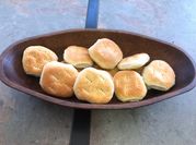 Una foto de pan amasado con mantequilla