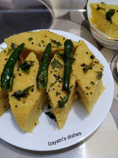 बर्फी ढोकला (burfi dhokla recipe in Hindi) रेसिपी मुख्य फोटो