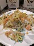 Spaghetti di riso con gamberetti, salmone e verdurine croccanti